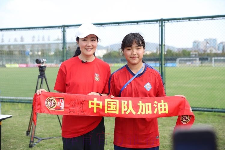 草原“玫瑰”闪耀中青赛 国脚看望建队35年呼市蒙校U15女足 草原“玫瑰”闪耀中青赛 国脚看望建队35年呼市蒙校U15女足