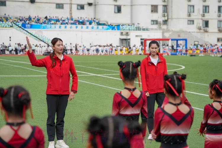 沙足国家队进校园 言传身教别开生面